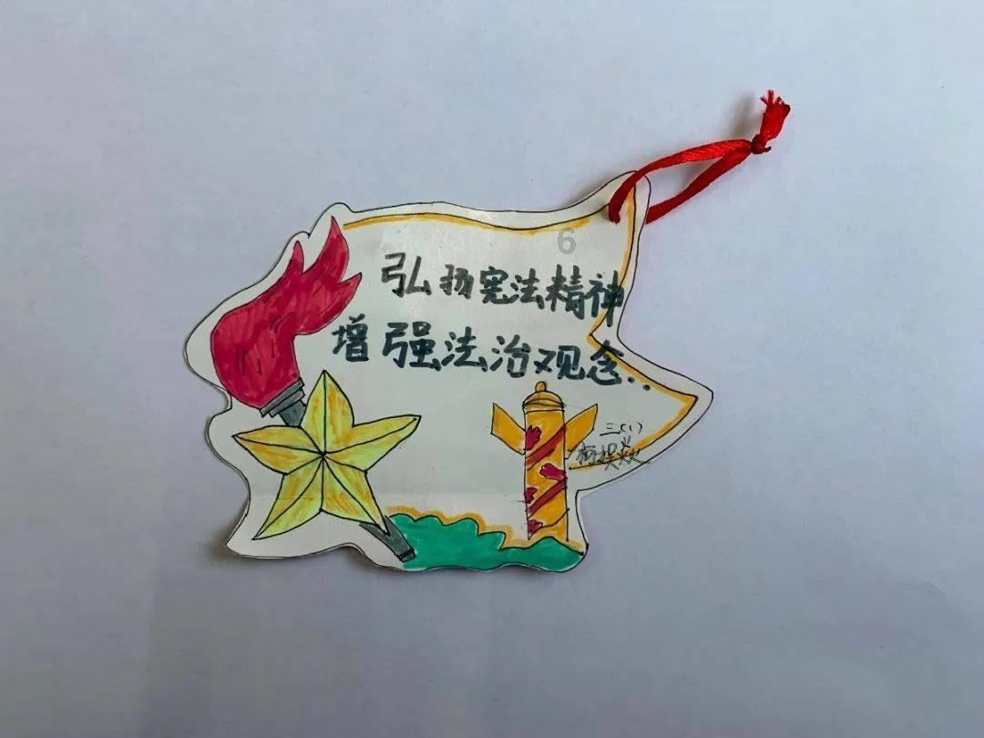 看到深圳街拍，才发现：满大街都是“派克服+鲨鱼裤”，保暖显瘦